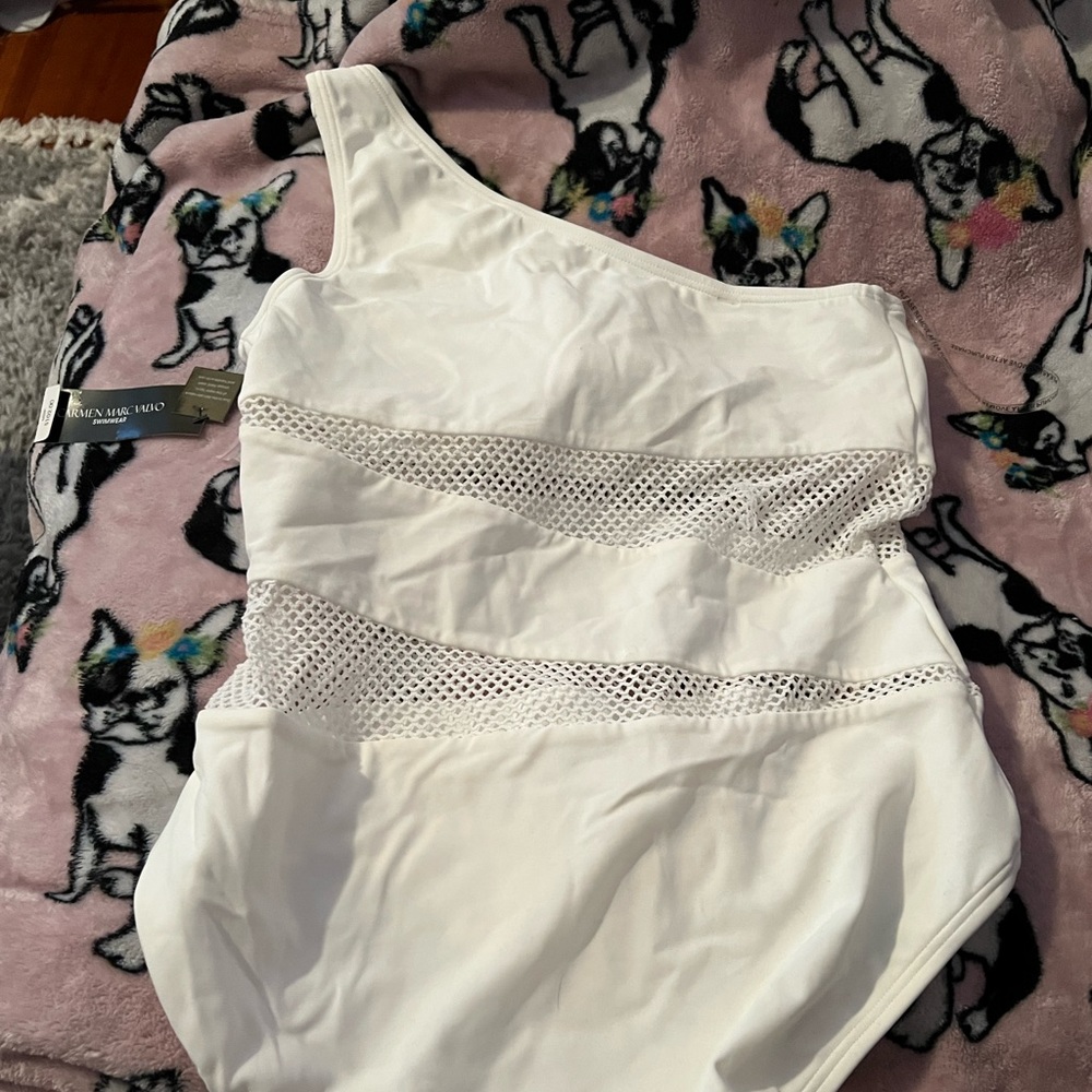 Beautiful white bathing suit 😍